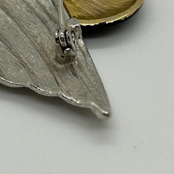 Vintage Art Deco-Inspired Flapper Brooch Silver-Toned Texture Gold-tone Profile - Picture 15 of 16